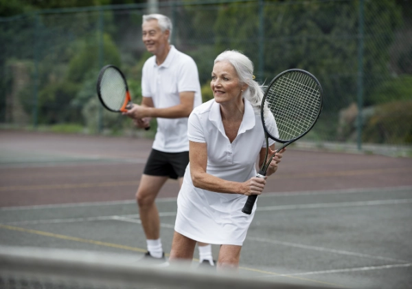 Adultos mayores jugando tenis
